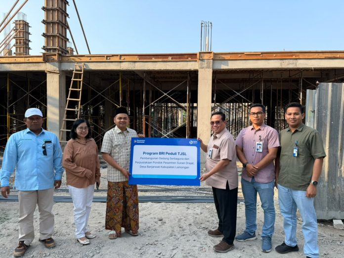 Foto : BRI Lamongan Salurkan Bantuan TJSL