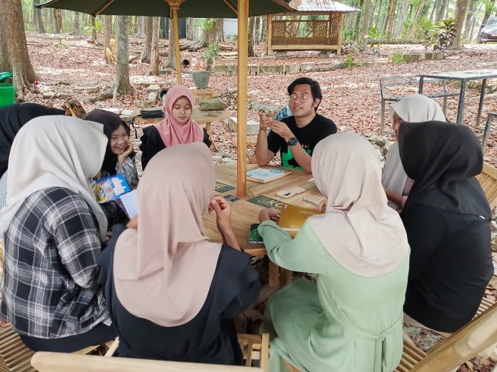 SMA Wahas Model Lamongan Latihan Menulis di Alam